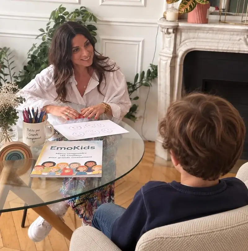 Candice Anzel en séance avec un enfant, à son cabinet